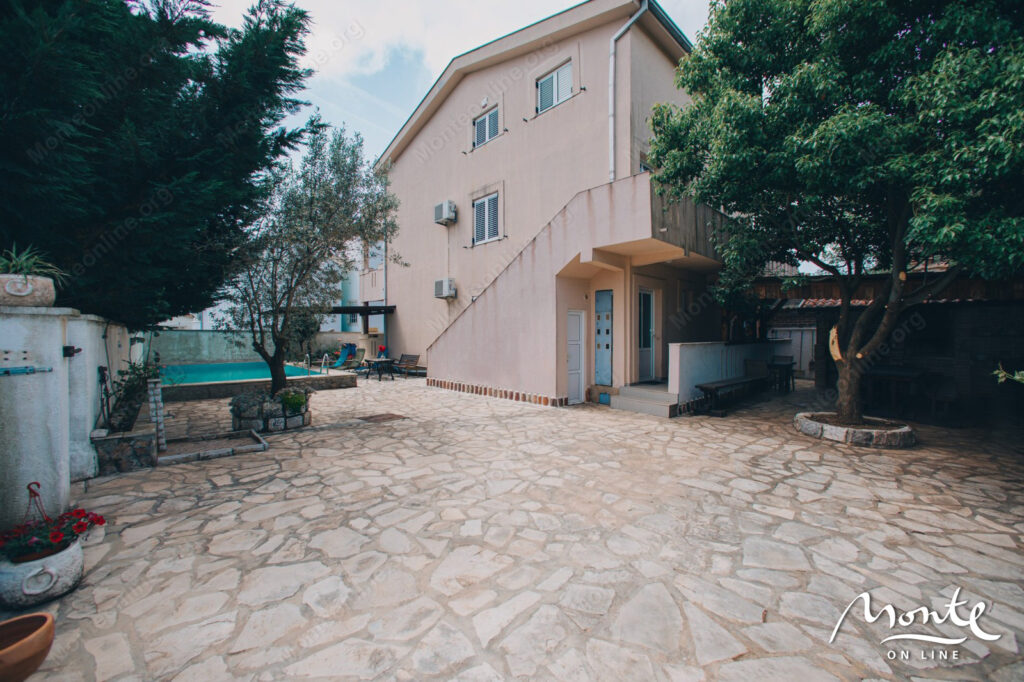 unikalnaya 3 etazhnaya villa v zhivopisnoj chasti kurortnogo poselka krimovicza budva 15
