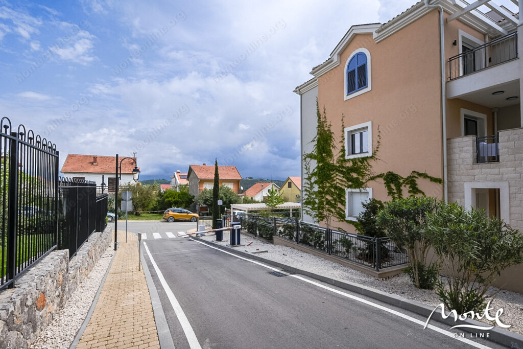 prostornaya 1 spalnaya kvartira v elitnom komplekse centrale lustica bay 42