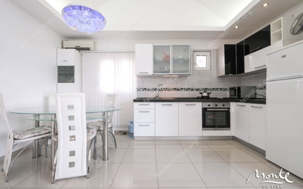 prostornyj 3 etazhnyj dom s 4 spalnyami i vidom na more v krashichi 05