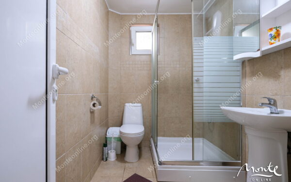 prostornyj 3 etazhnyj dom s 4 spalnyami i vidom na more v krashichi 09