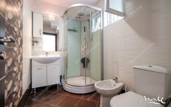 prostornyj 3 etazhnyj dom s 4 spalnyami i vidom na more v krashichi 15