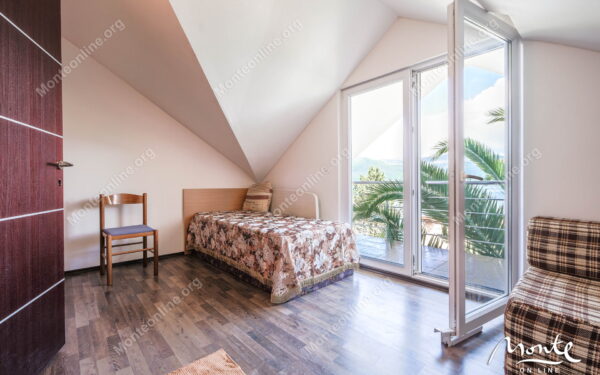 prostornyj 3 etazhnyj dom s 4 spalnyami i vidom na more v krashichi 25