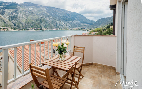 stilnaya 1 spalnaya kvartira s dizajnerskim remontom v 150 metrah ot morya v muo kotor 01