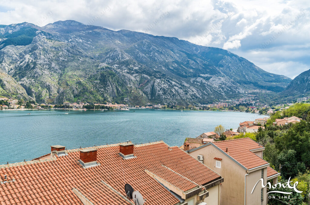 stilnaya 1 spalnaya kvartira s dizajnerskim remontom v 150 metrah ot morya v muo kotor 07