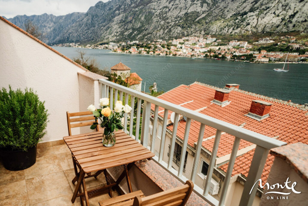 stilnaya 1 spalnaya kvartira s dizajnerskim remontom v 150 metrah ot morya v muo kotor 08