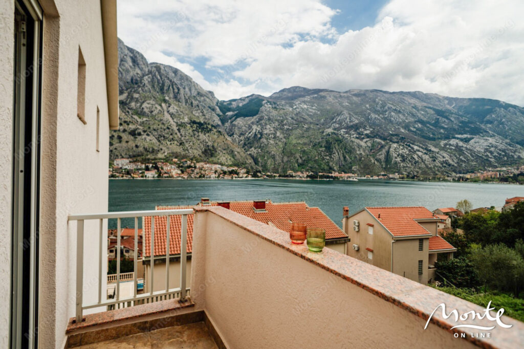 stilnaya 1 spalnaya kvartira s dizajnerskim remontom v 150 metrah ot morya v muo kotor 09