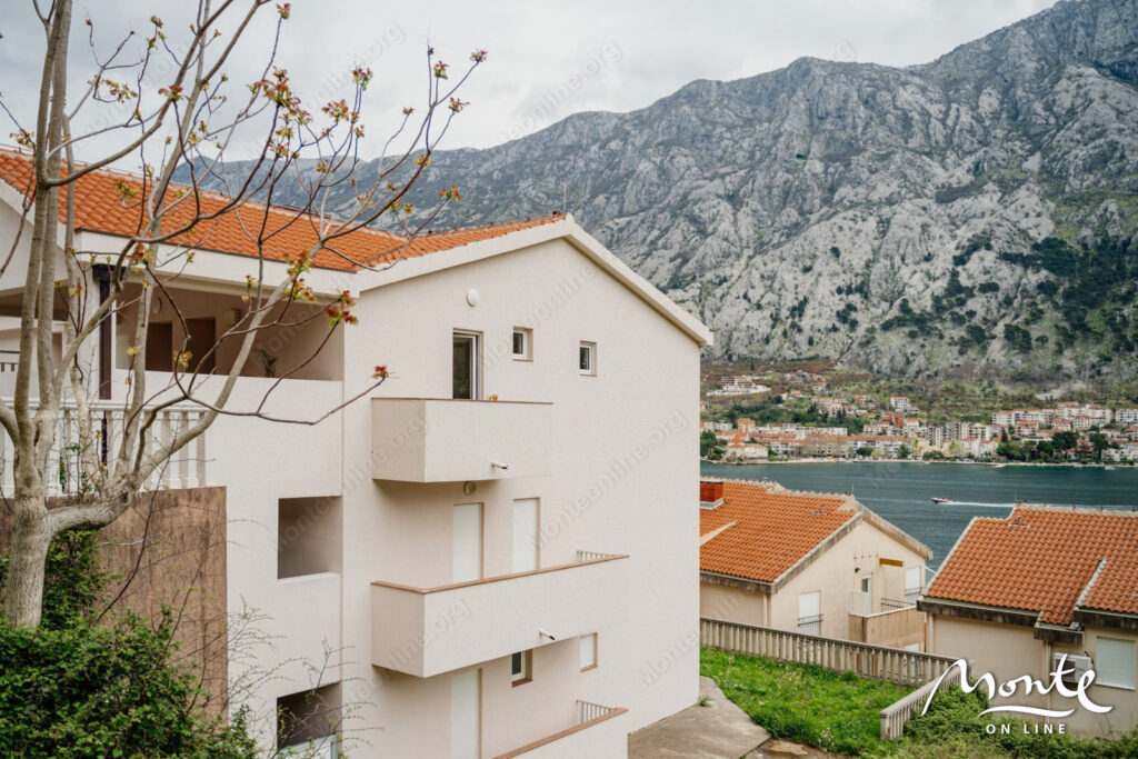 stilnaya 1 spalnaya kvartira s dizajnerskim remontom v 150 metrah ot morya v muo kotor 14