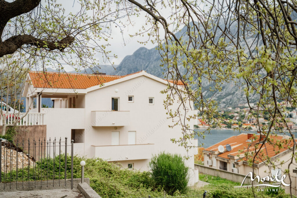 stilnaya 1 spalnaya kvartira s dizajnerskim remontom v 150 metrah ot morya v muo kotor 15