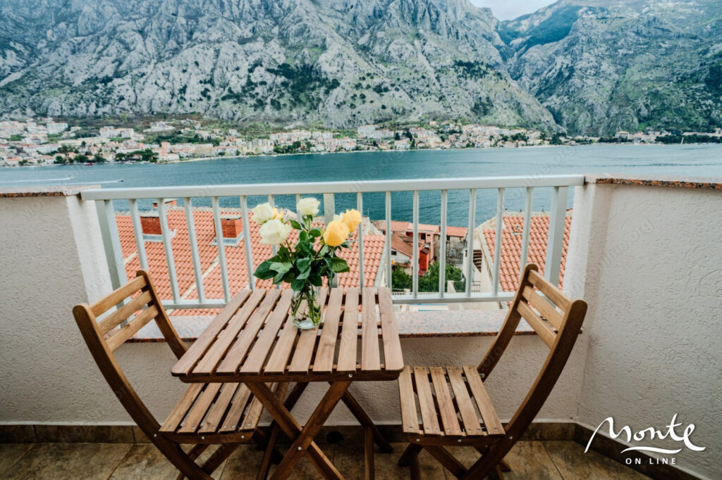 stilnaya 1 spalnaya kvartira s dizajnerskim remontom v 150 metrah ot morya v muo kotor 24