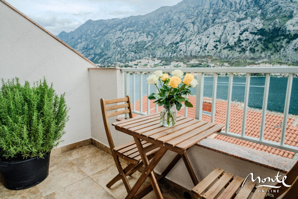 stilnaya 1 spalnaya kvartira s dizajnerskim remontom v 150 metrah ot morya v muo kotor 25
