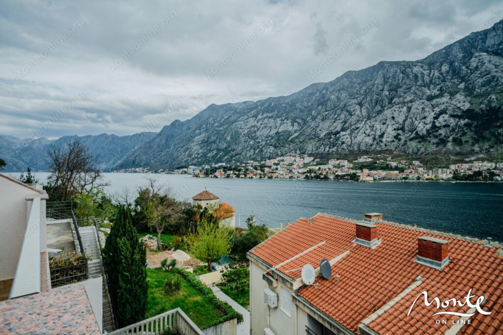 stilnaya 1 spalnaya kvartira s dizajnerskim remontom v 150 metrah ot morya v muo kotor 26