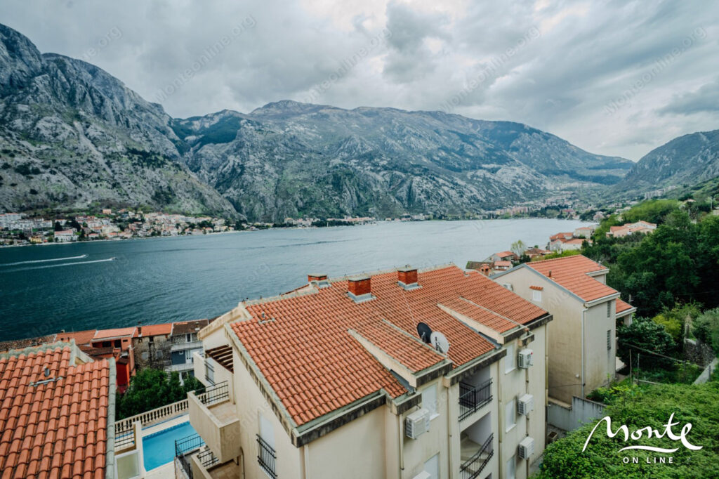 stilnaya 1 spalnaya kvartira s dizajnerskim remontom v 150 metrah ot morya v muo kotor 27