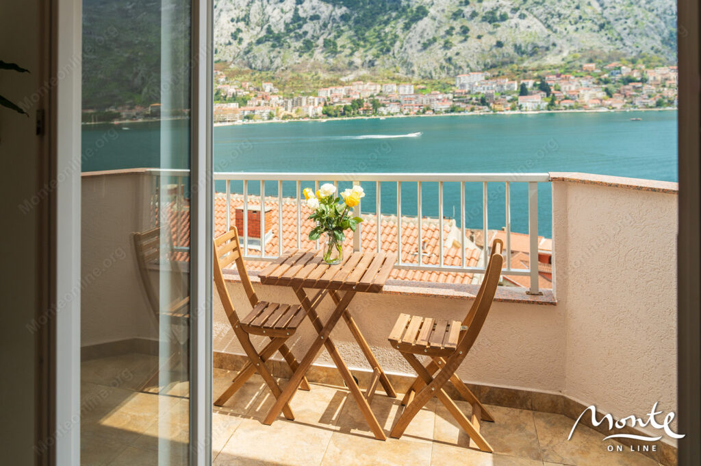 stilnaya 1 spalnaya kvartira s dizajnerskim remontom v 150 metrah ot morya v muo kotor 40