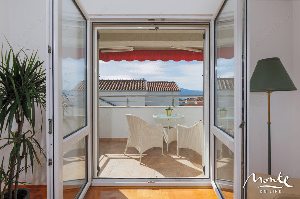 svetlaya 2 spalnaya kvartira v 5 minutah ot porto montenegro tivat 12