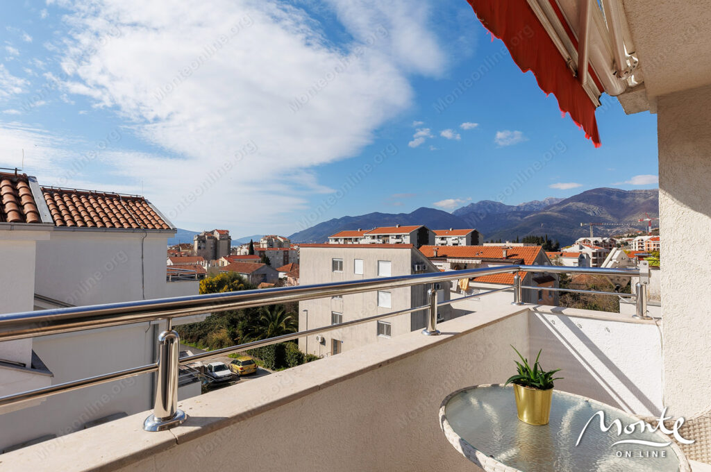 svetlaya 2 spalnaya kvartira v 5 minutah ot porto montenegro tivat 15