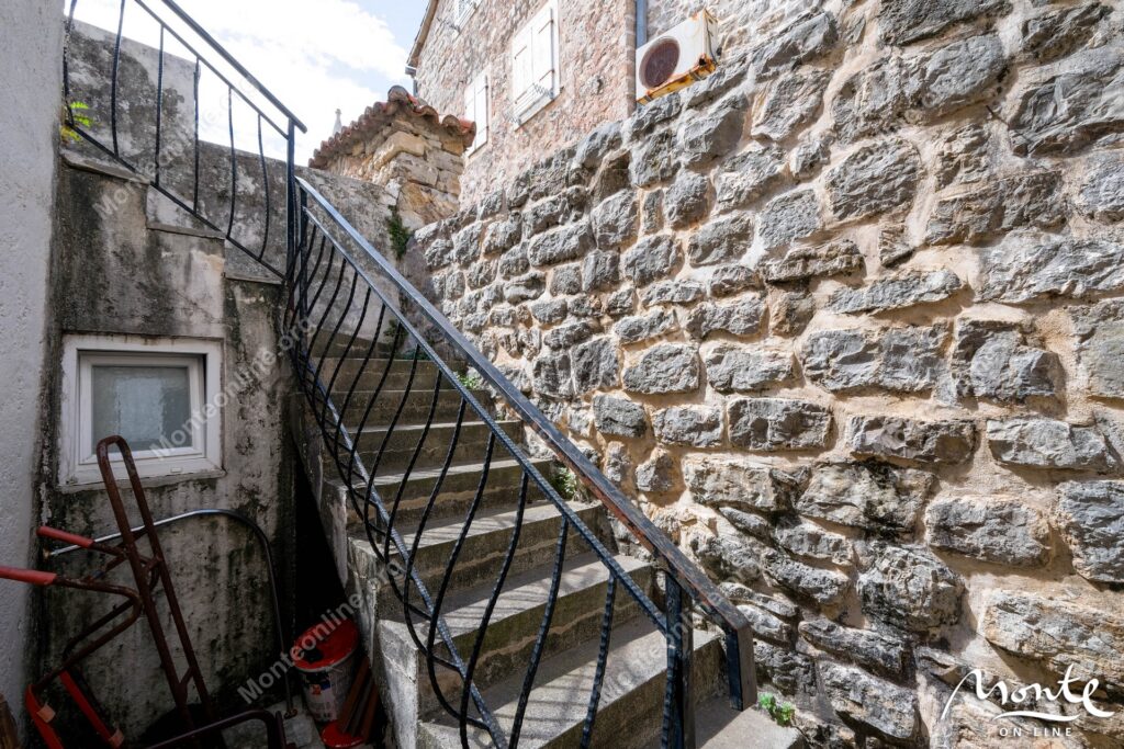 unikalnyj 3 etazhnyj dom v starom gorode budvy s sadom 12