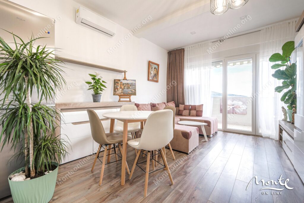 uyutnaya kvartira s 1 spalnej i panoramnym vidom na more i gory v tivate 20