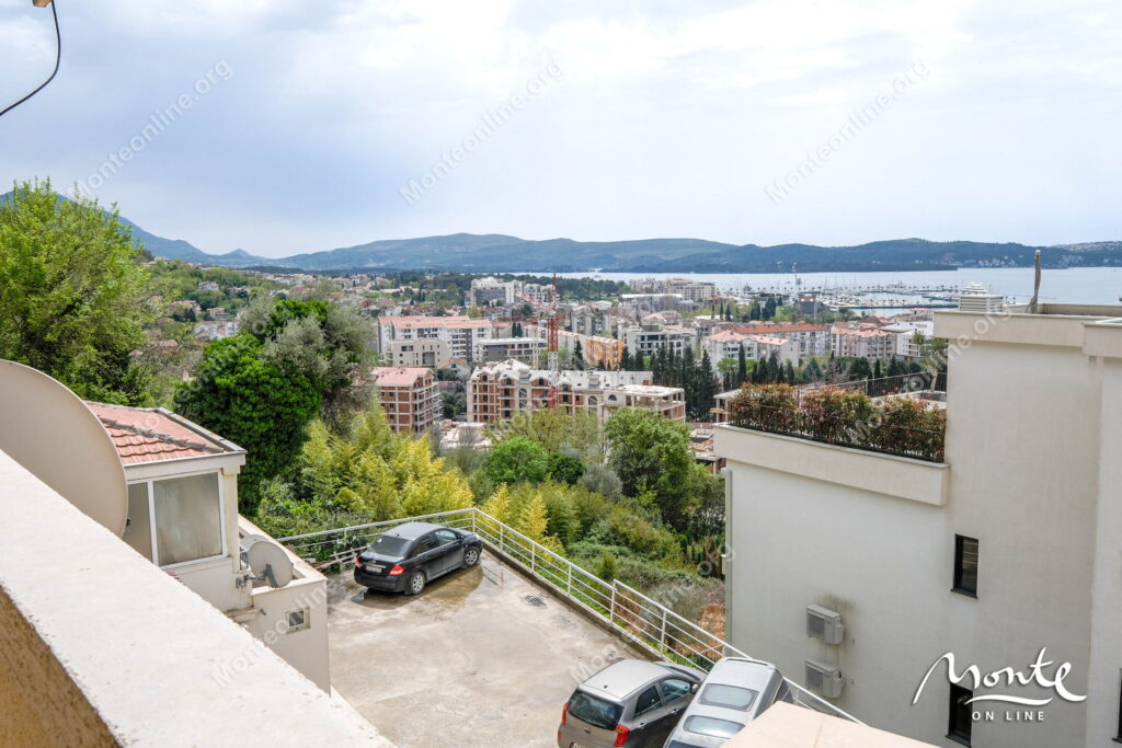 uyutnaya kvartira s 1 spalnej i panoramnym vidom na more v tivate 06