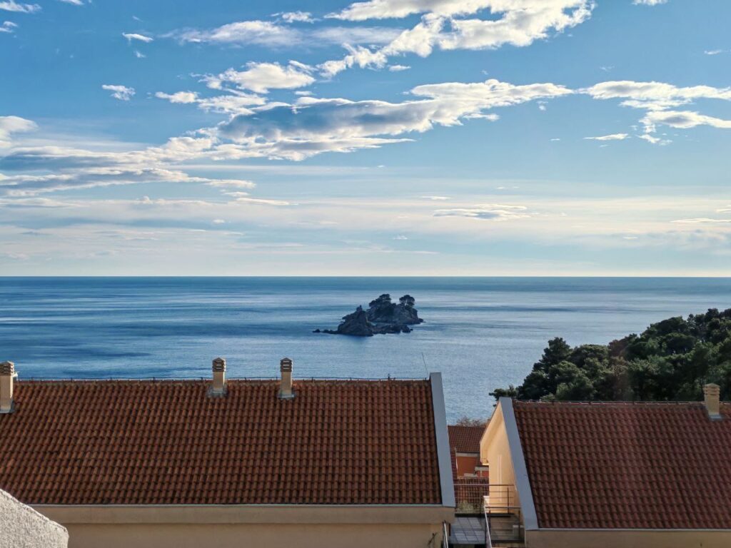 uyutnyj apartament s terrasoj v shagovoj dostupnosti ot plyazha v petrovacze 01