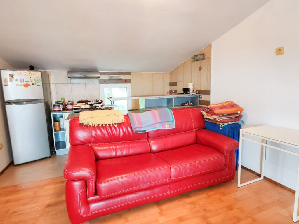 uyutnyj apartament s terrasoj v shagovoj dostupnosti ot plyazha v petrovacze 02