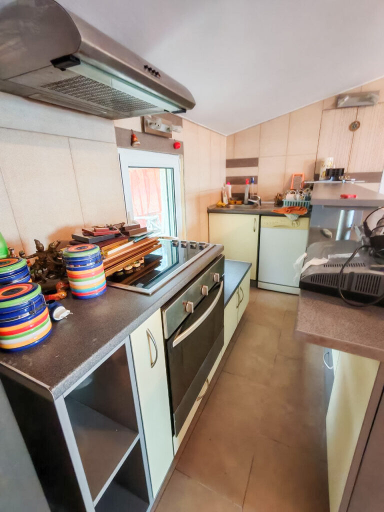 uyutnyj apartament s terrasoj v shagovoj dostupnosti ot plyazha v petrovacze 03