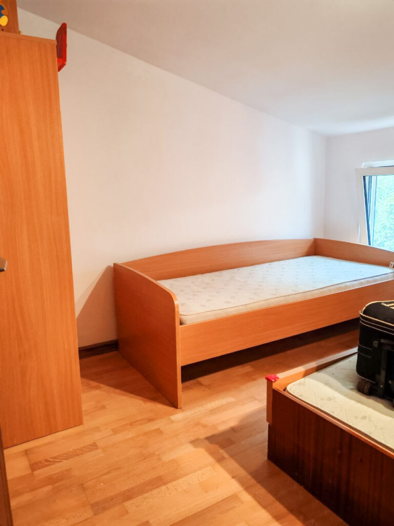 uyutnyj apartament s terrasoj v shagovoj dostupnosti ot plyazha v petrovacze 04