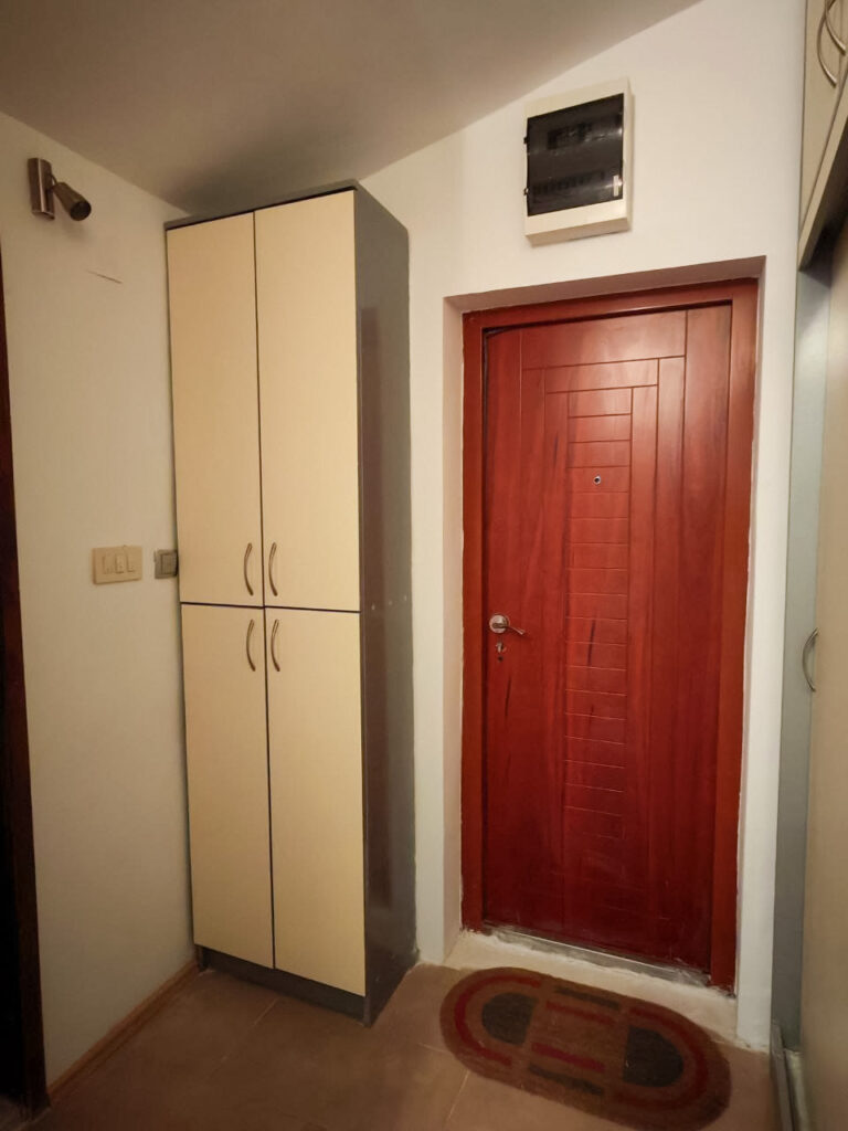 uyutnyj apartament s terrasoj v shagovoj dostupnosti ot plyazha v petrovacze 05