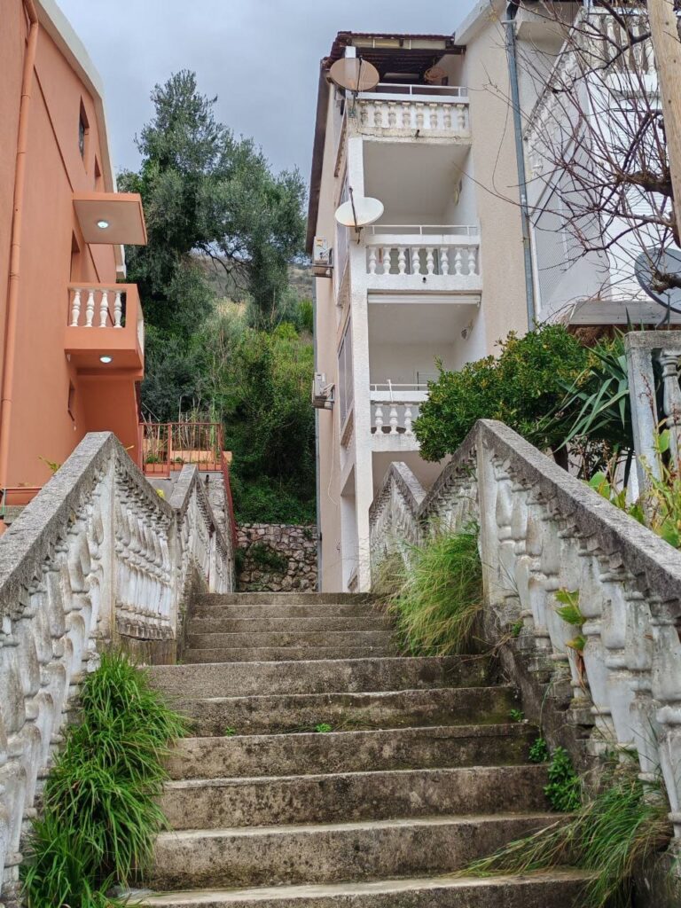 uyutnyj apartament s terrasoj v shagovoj dostupnosti ot plyazha v petrovacze 06