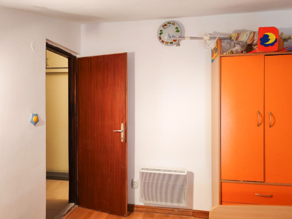 uyutnyj apartament s terrasoj v shagovoj dostupnosti ot plyazha v petrovacze 07