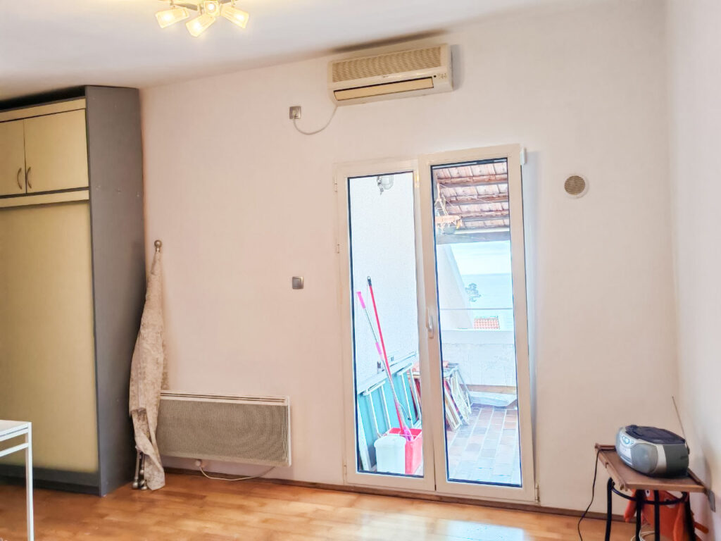uyutnyj apartament s terrasoj v shagovoj dostupnosti ot plyazha v petrovacze 08