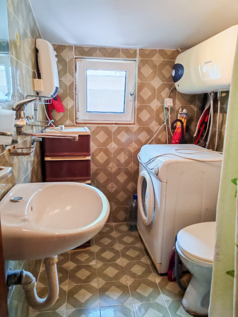 uyutnyj apartament s terrasoj v shagovoj dostupnosti ot plyazha v petrovacze 09