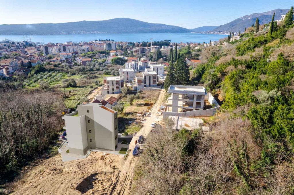 apartament s 2 spalnyami v stroyashhemsya zhilom komplekse tivat donya lastva 03