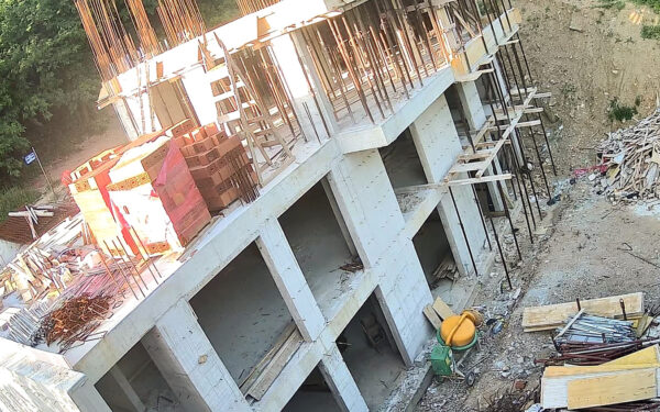 apartament s 2 spalnyami v stroyashhemsya zhilom komplekse tivat donya lastva 05
