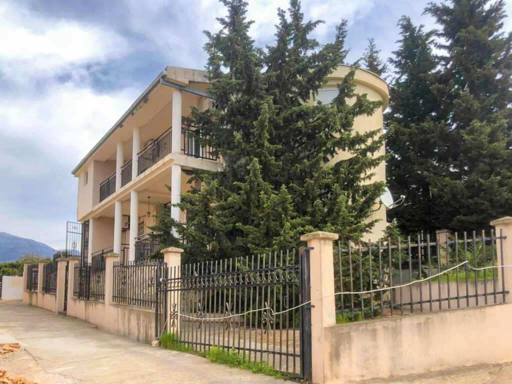 dvuhetazhnyj dom v s apartamentami i prostornoj territoriej v utehe bar 02