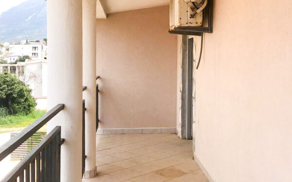 dvuhetazhnyj dom v s apartamentami i prostornoj territoriej v utehe bar 05