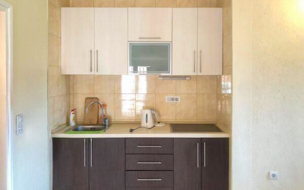 dvuhetazhnyj dom v s apartamentami i prostornoj territoriej v utehe bar 06