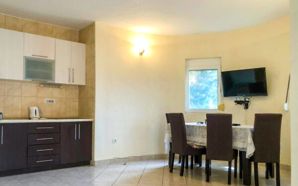 dvuhetazhnyj dom v s apartamentami i prostornoj territoriej v utehe bar 07