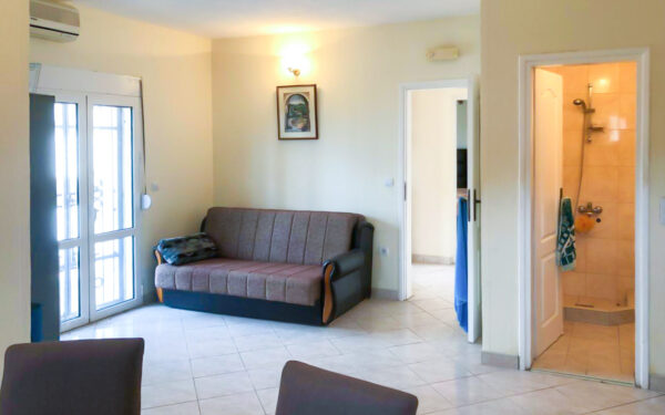 dvuhetazhnyj dom v s apartamentami i prostornoj territoriej v utehe bar 08