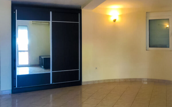 dvuhetazhnyj dom v s apartamentami i prostornoj territoriej v utehe bar 10