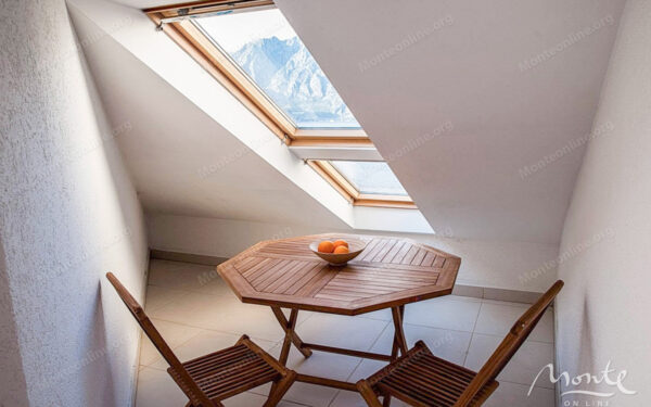 eksklyuzivnaya 1 spalnaya kvartira v istoricheskom dvorcze na pervoj linii v prchani 03