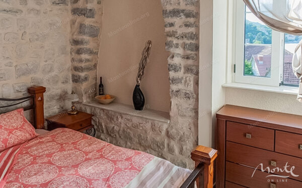 eksklyuzivnaya 1 spalnaya kvartira v istoricheskom dvorcze na pervoj linii v prchani 04