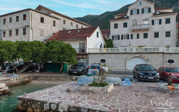 eksklyuzivnaya 1 spalnaya kvartira v istoricheskom dvorcze na pervoj linii v prchani 06