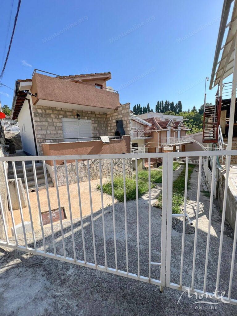 kompaktnyj dom s terrasoj i parkovkoj v sutomore 02