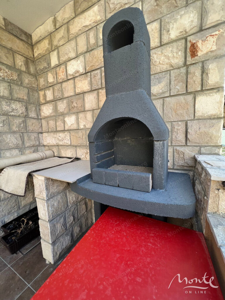 kompaktnyj dom s terrasoj i parkovkoj v sutomore 07