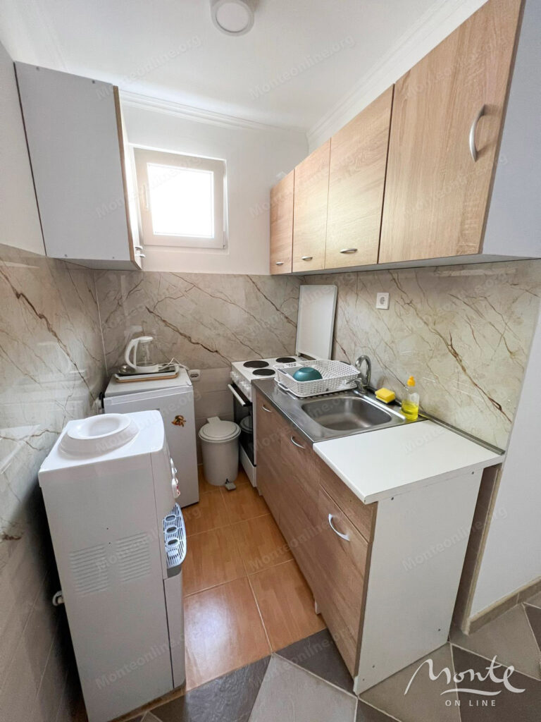 kompaktnyj dom s terrasoj i parkovkoj v sutomore 08