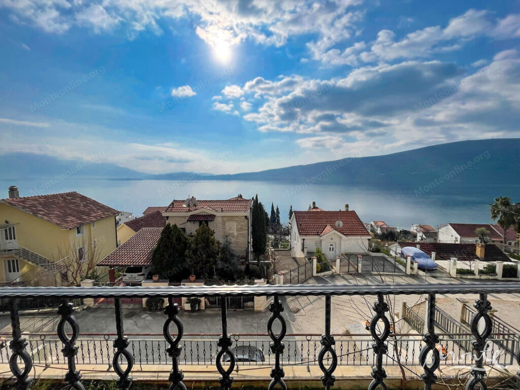 prostornyj 2 spalnyj dupleks s vidom na more v czentre biely herczeg novi 01