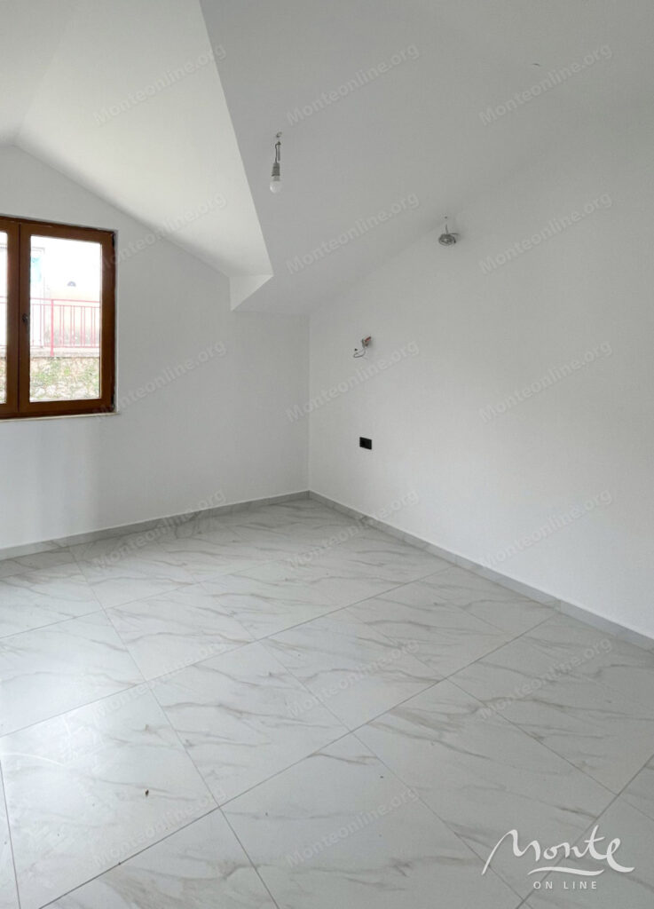 prostornyj 2 spalnyj dupleks s vidom na more v czentre biely herczeg novi 08