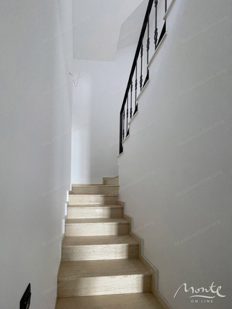 prostornyj 2 spalnyj dupleks s vidom na more v czentre biely herczeg novi 11