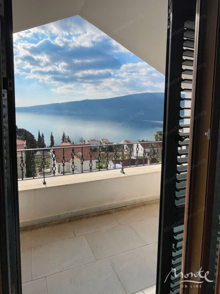 prostornyj 2 spalnyj dupleks s vidom na more v czentre biely herczeg novi 13