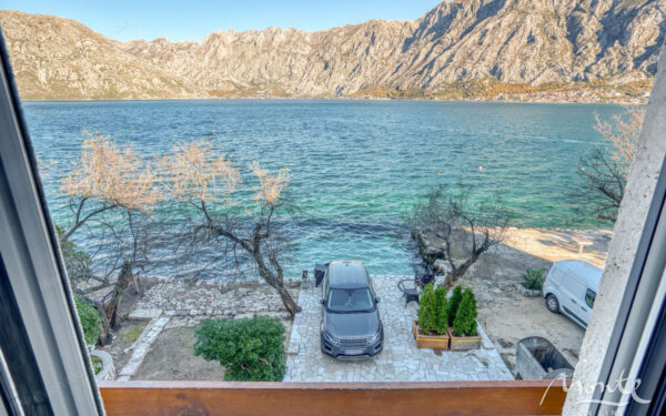 roskoshnaya kamennaya villa s vidom na zaliv v prchani kotor 01
